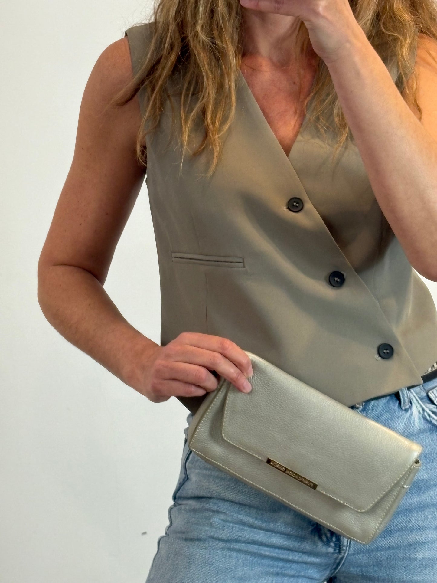 PURIFICACIÓN GARCIA. Cartera de mano piel gris