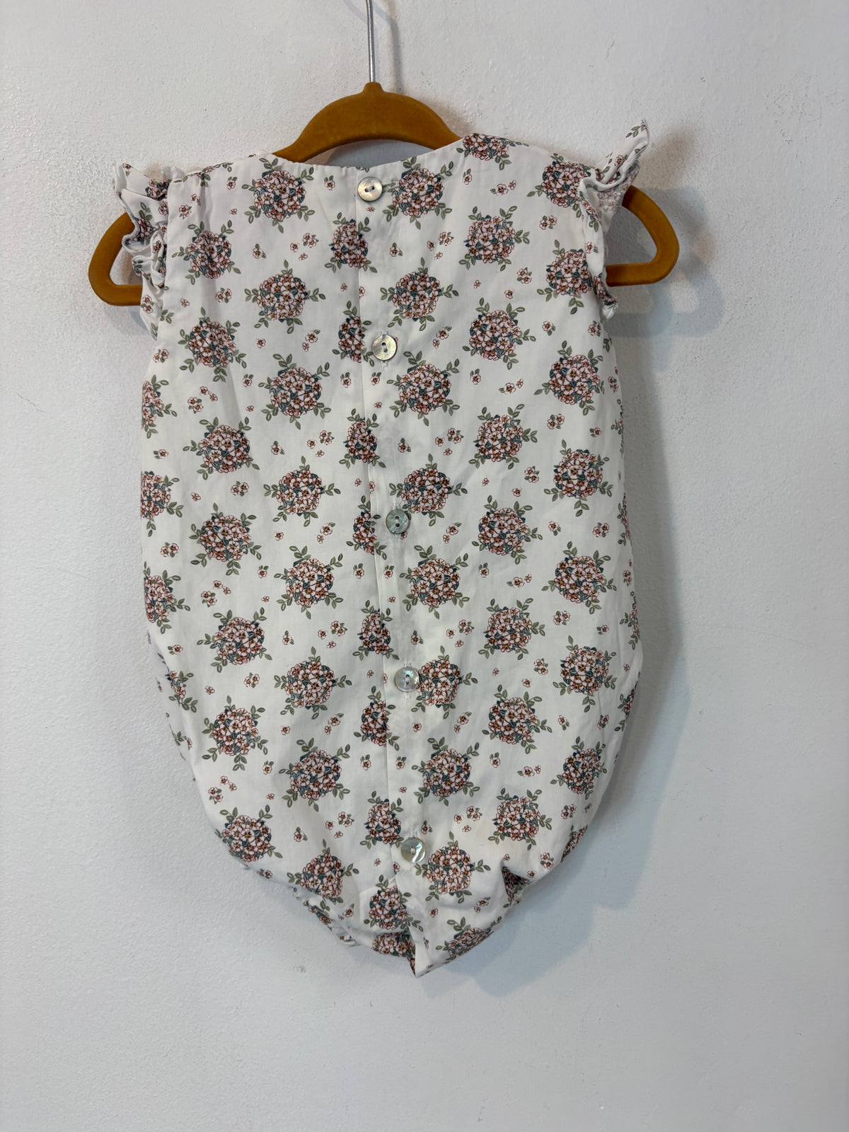 CALATEA. Ranita color crudo flores. T 9 meses