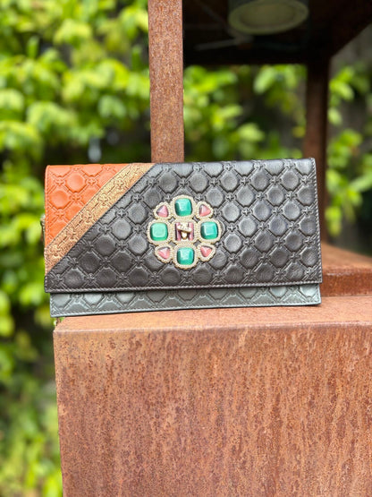 V 73. ELISABETTA ARMELLIN. Pochette de cuero detalle broche