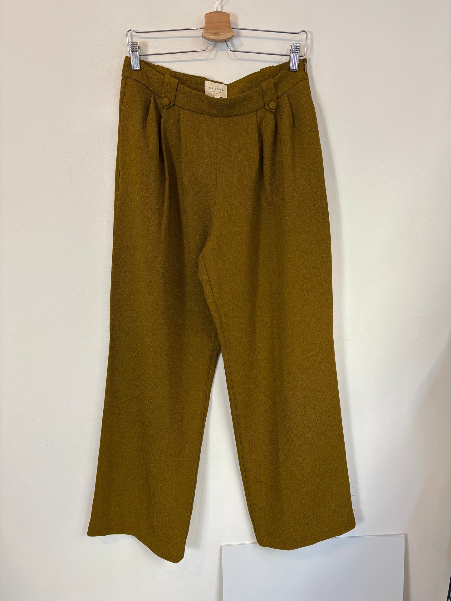 SÉZANE. Pantalón fluido caqui pinzas