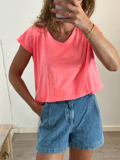 THE HIP TEE. Fluorescent pink T-shirt with back detail. TM