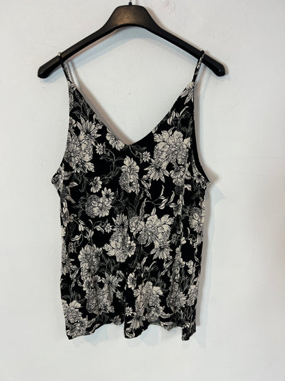 H&amp;M. Black floral Ts top