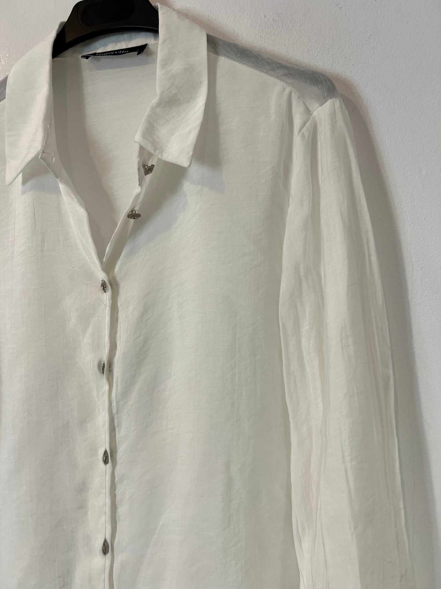 TINTORETTO. Blusa blanca botones joya