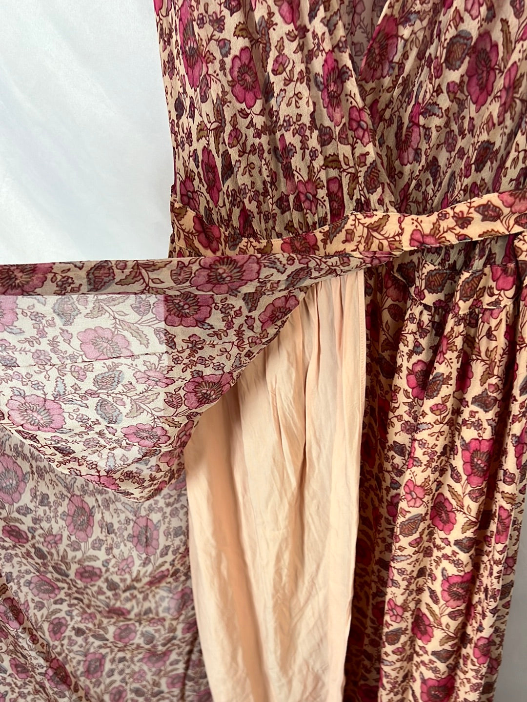 LOUISE MISHA. Vestido beige cruzado flores T.36