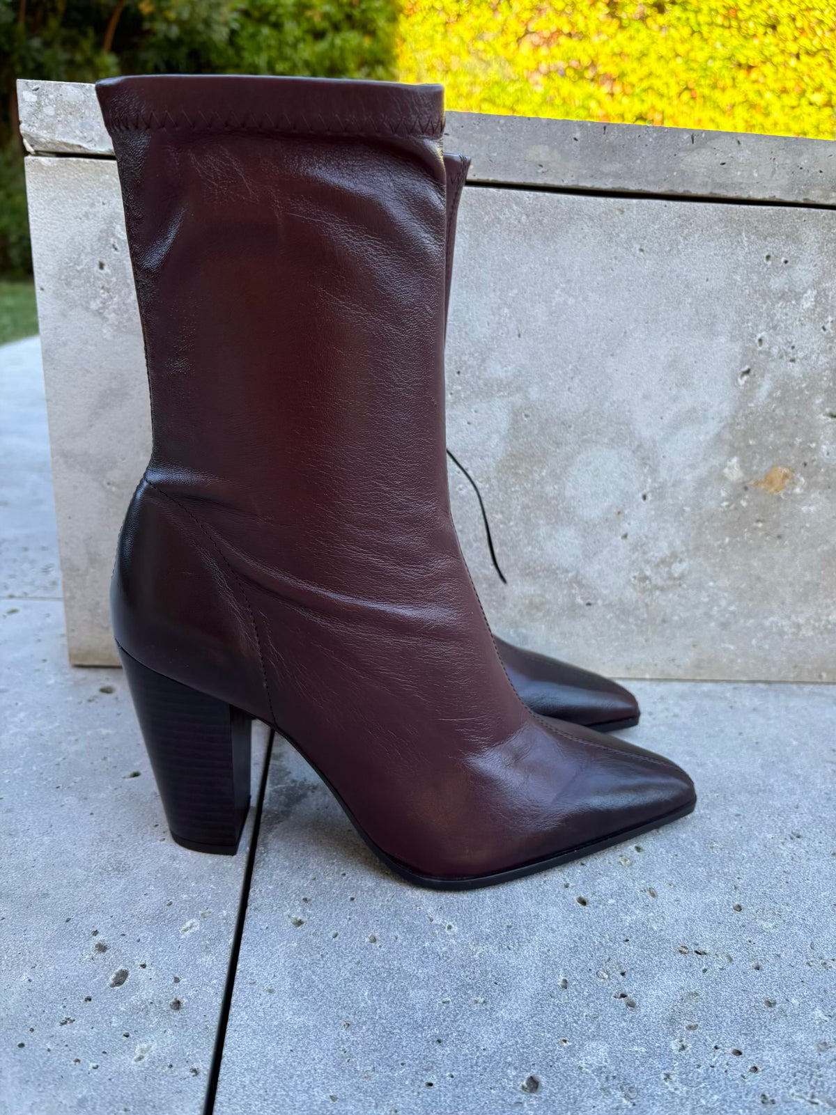 ZARA. Botones piel burdeos. T 39