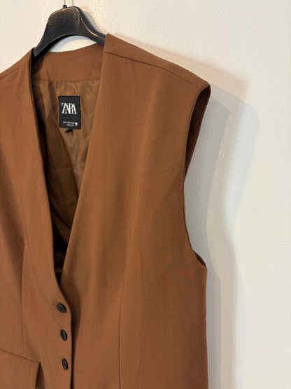 ZARA. Chaleco marrón abotonado