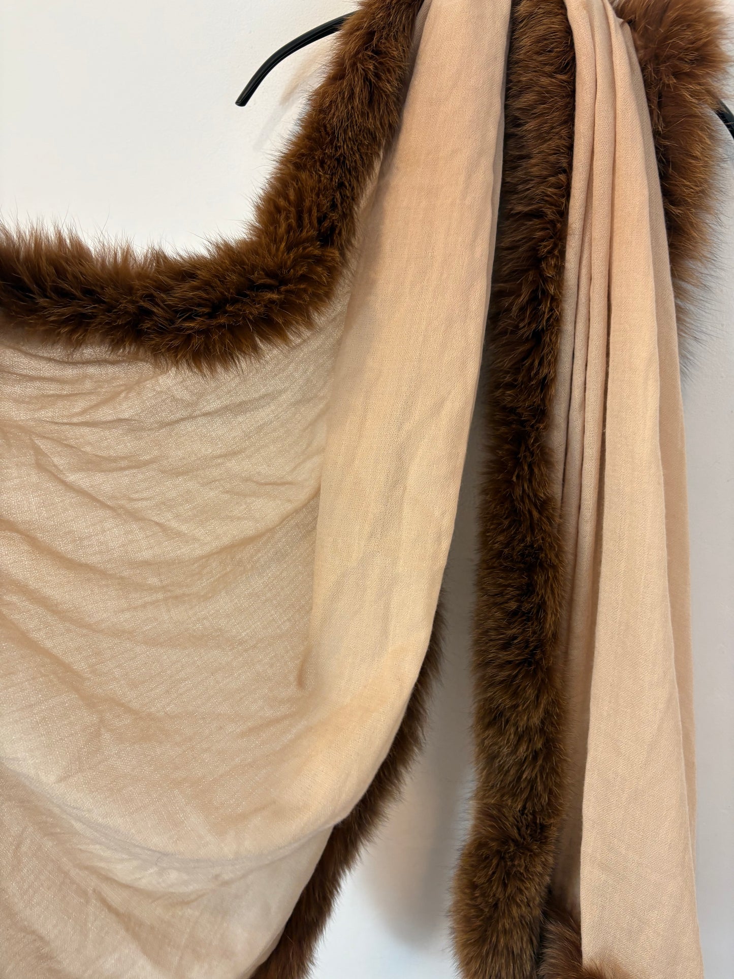 OTRAS. Bufanda beige con pelo