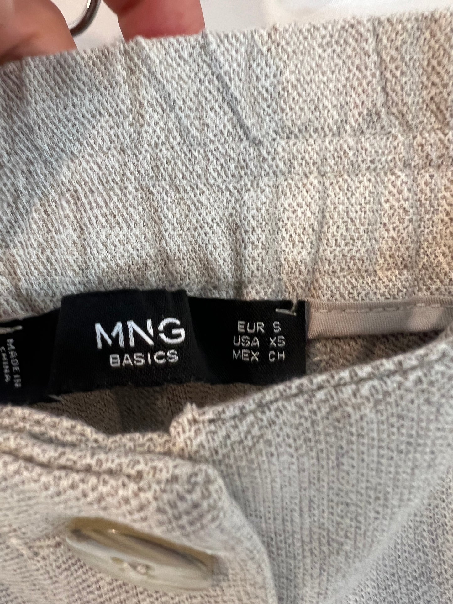 MANGO. Pantalón beige jaspeado abotonado. T S