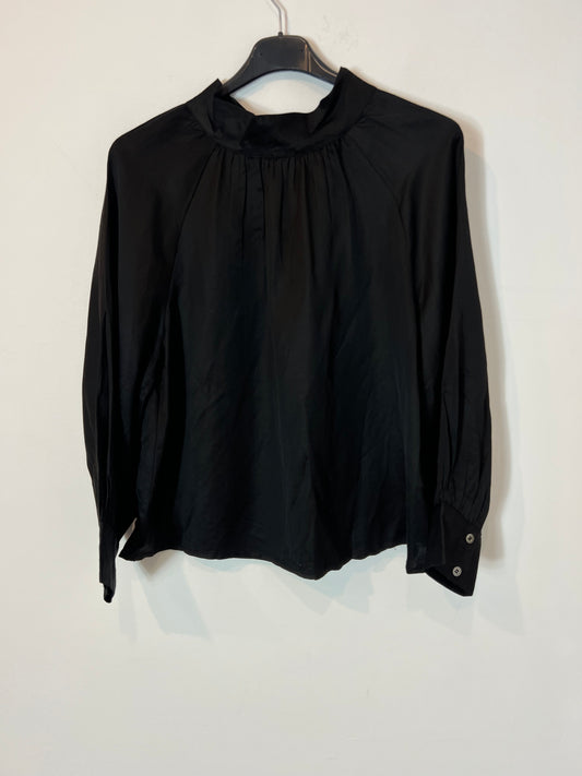 INDI&COLD. Blusa negra lazada T.s