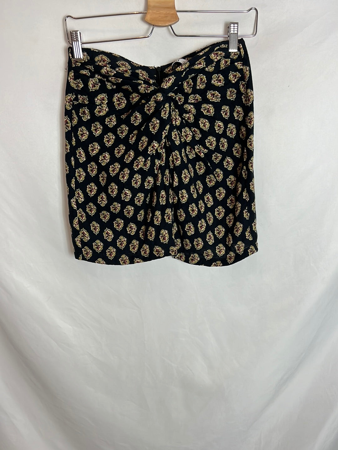 ZARA. Black floral Ts skirt