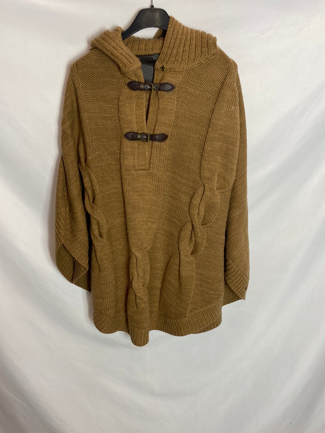 EASY WEAR. Camel poncho with a turtleneck. Size 42