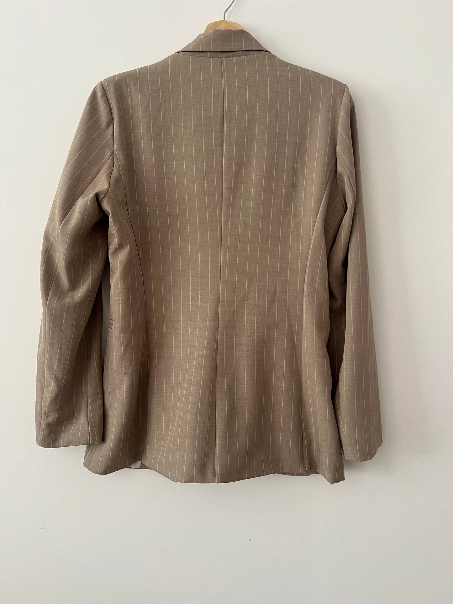 FLORIA. Conjunto beige rayas