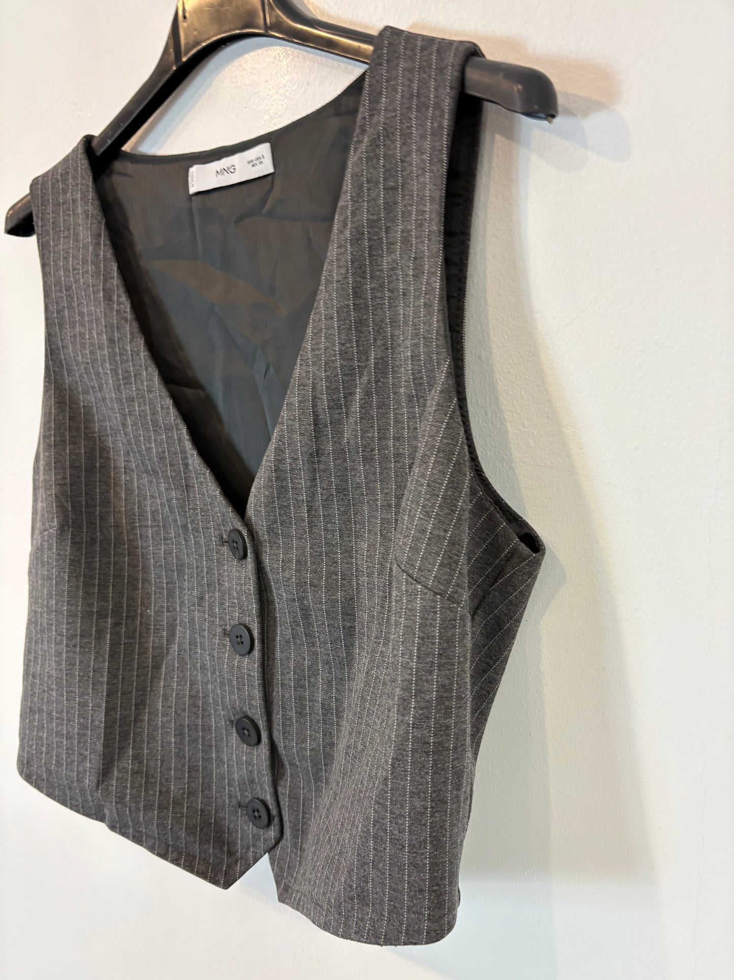 MANGO. Total look gris raya diplomática