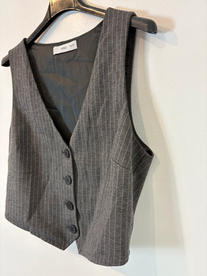 MANGO. Total look gris raya diplomática