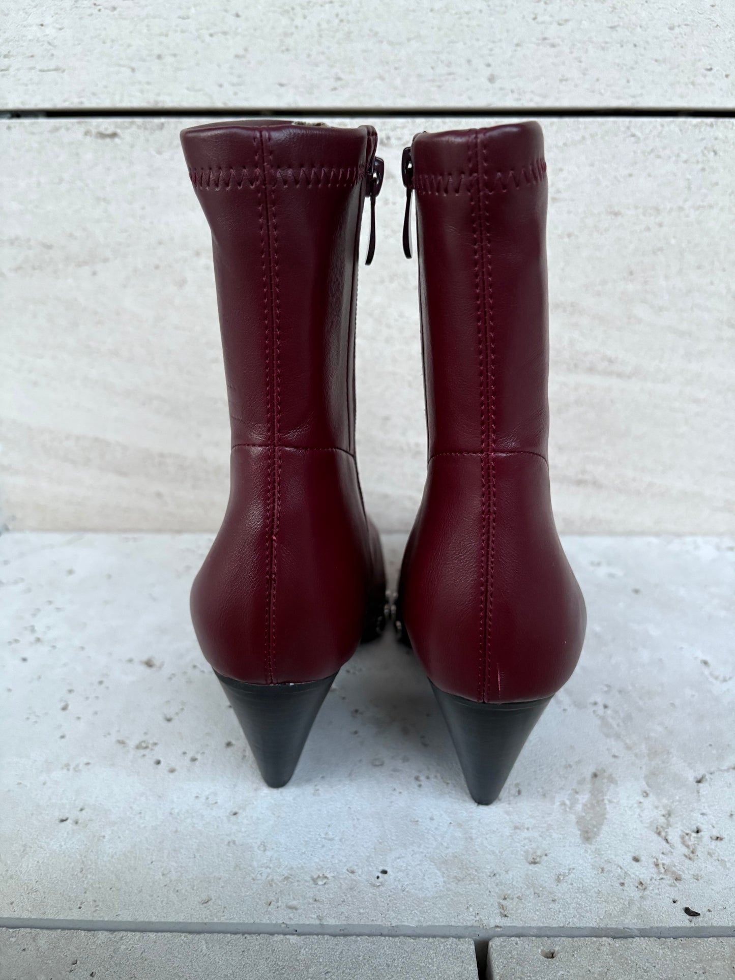 NOA HARMON. Botines burdeos tachuelas