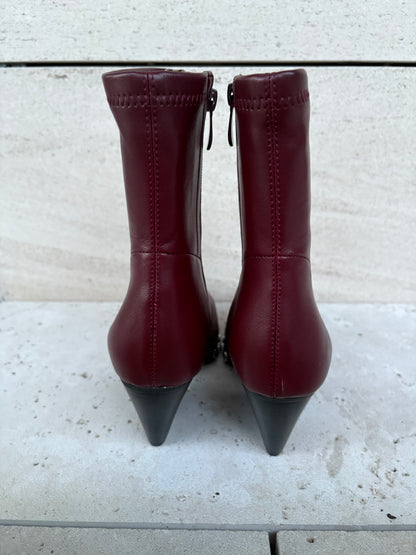 NOA HARMON. Botines burdeos tachuelas