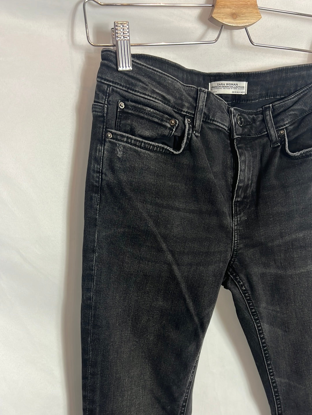ZARA. Denim negro acampanado. T 38
