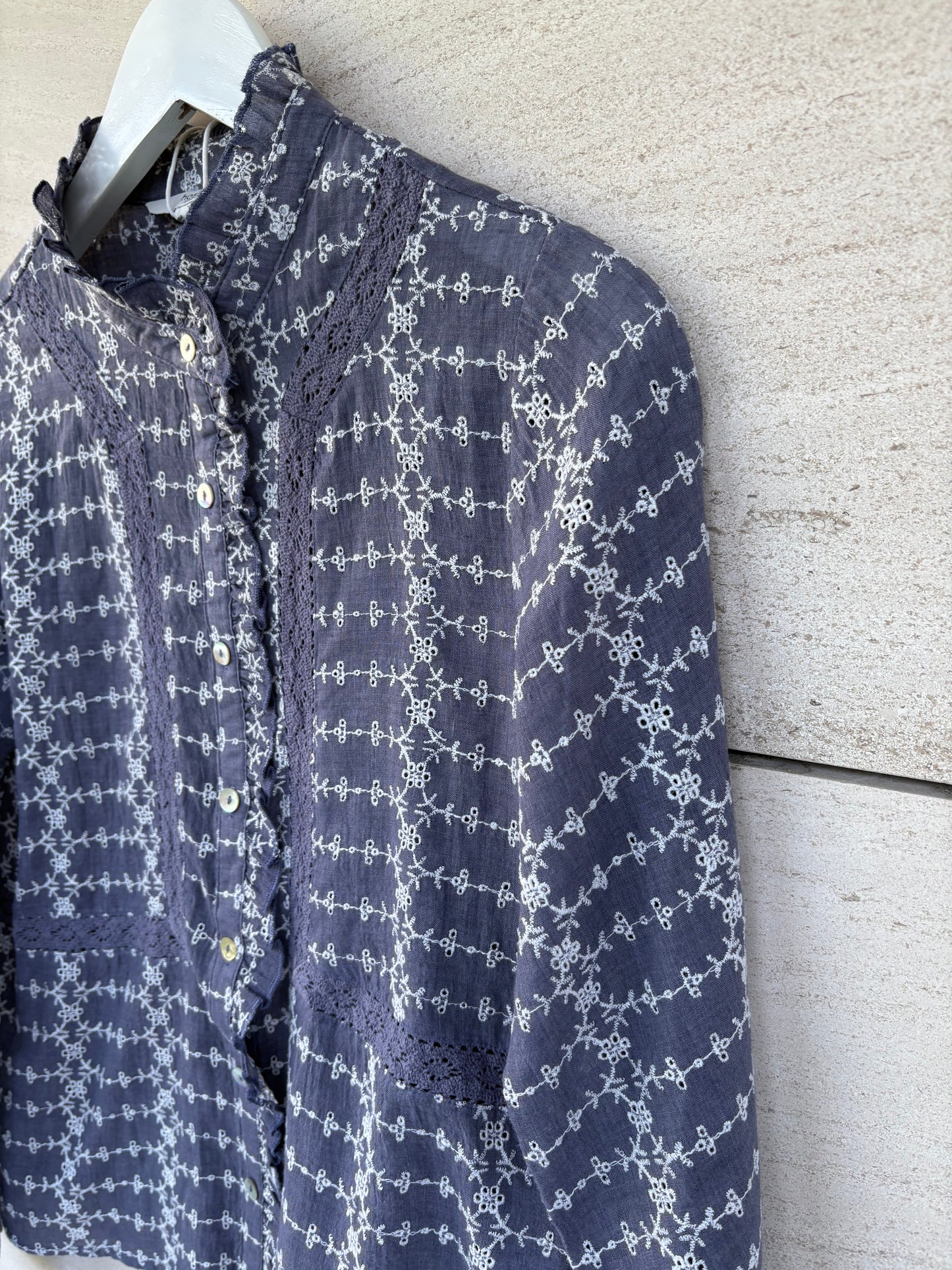 INTROPIA. Blusa azul bordada. T S