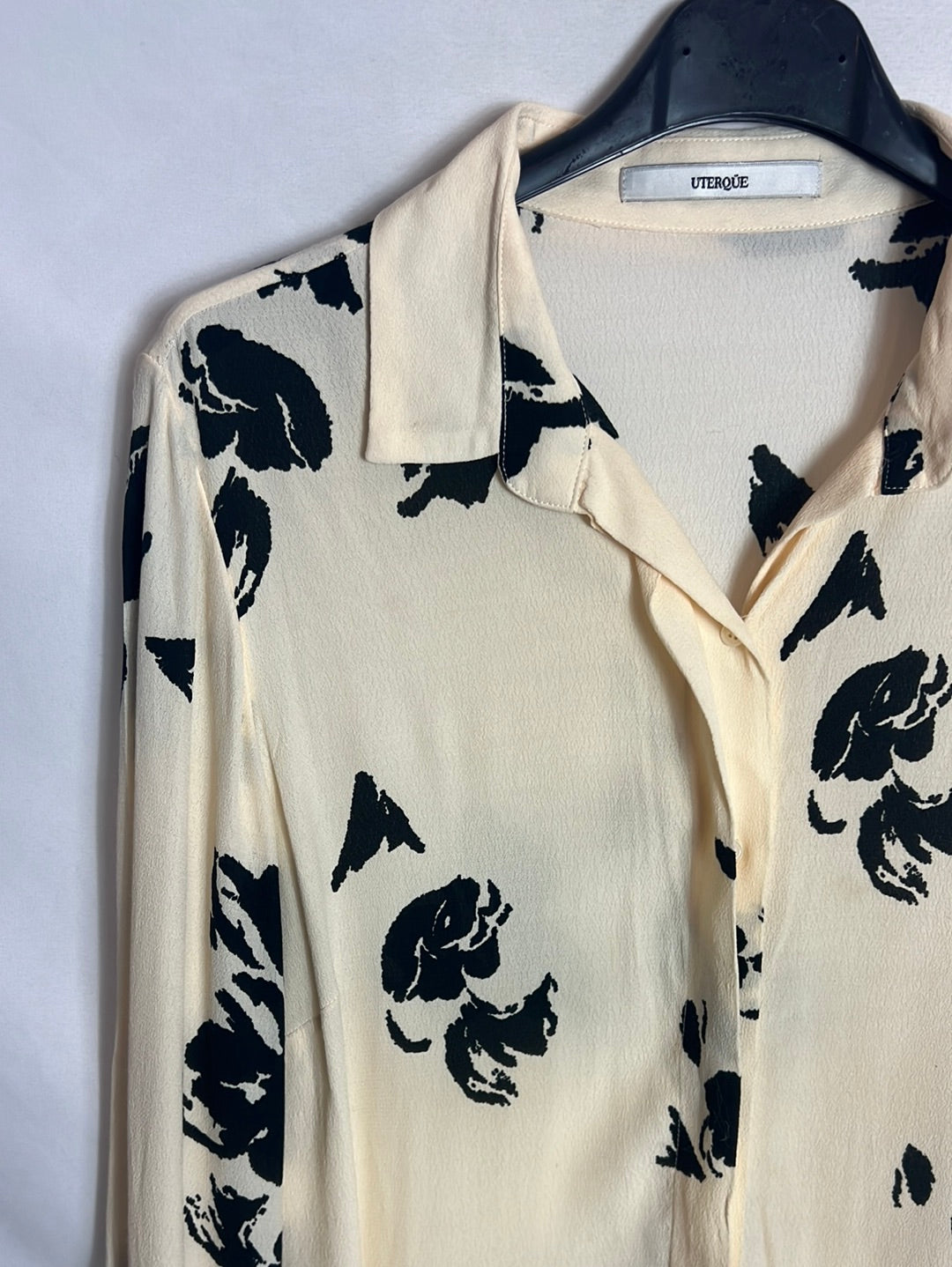 UTERQÜE. Blusa beige flores negras. T M