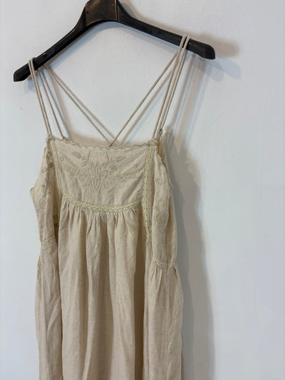 ZARA. Vestido beige bordado con lino  T.xs
