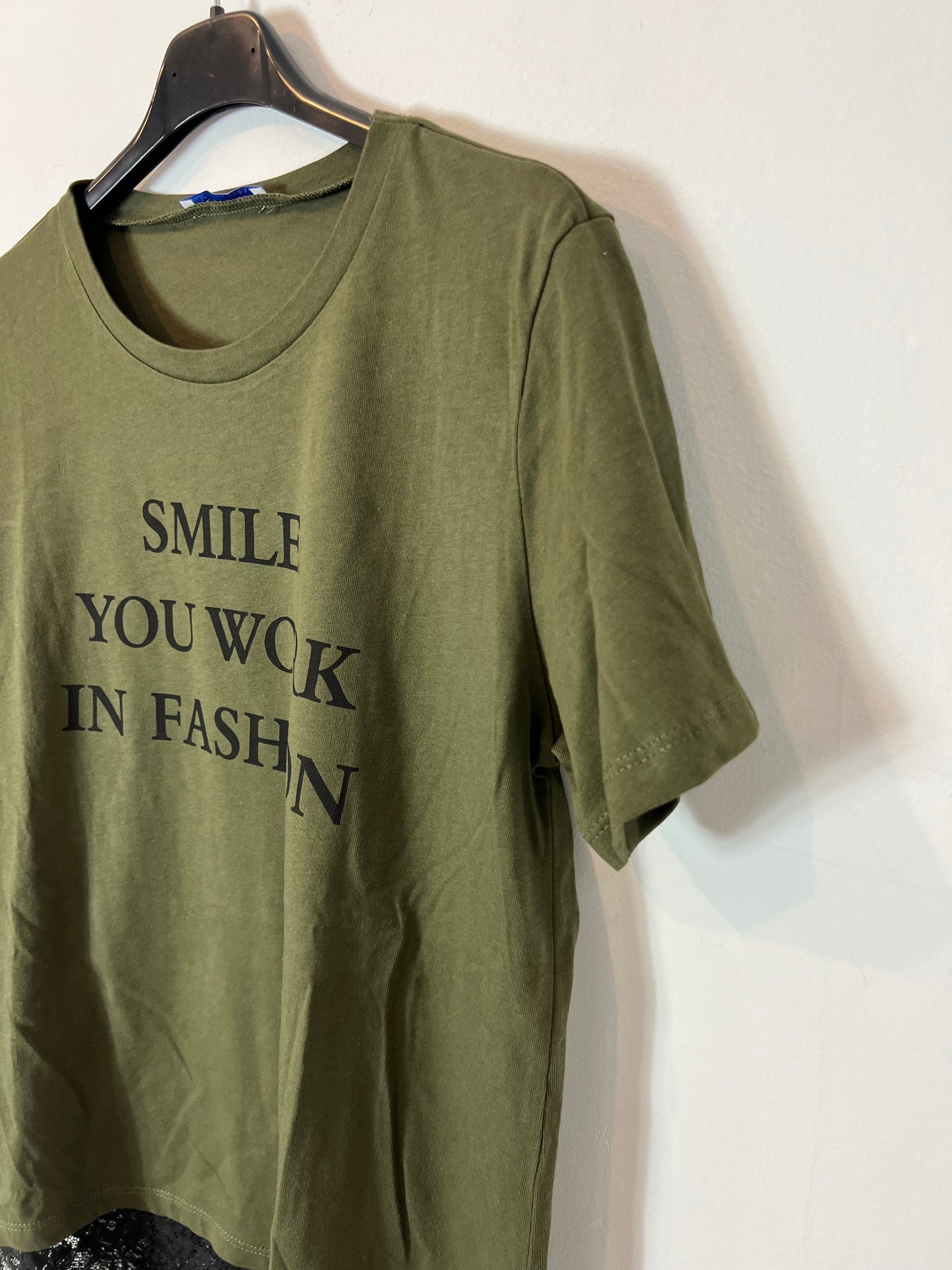 ZARA. Camiseta verde detalle encaje. T M