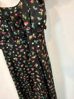 ZARA. Vestido negro fresas