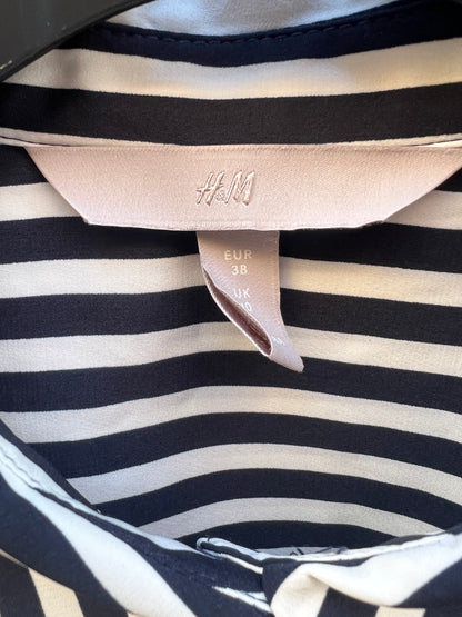 H&M. Blusa fluida rayas blancas y negras. T 38