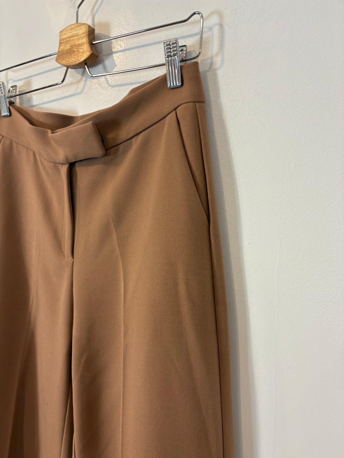 Total look pantalón y chaleco camel