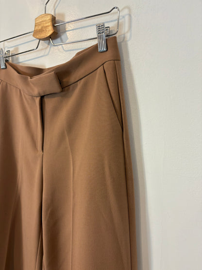 Total look pantalón y chaleco camel