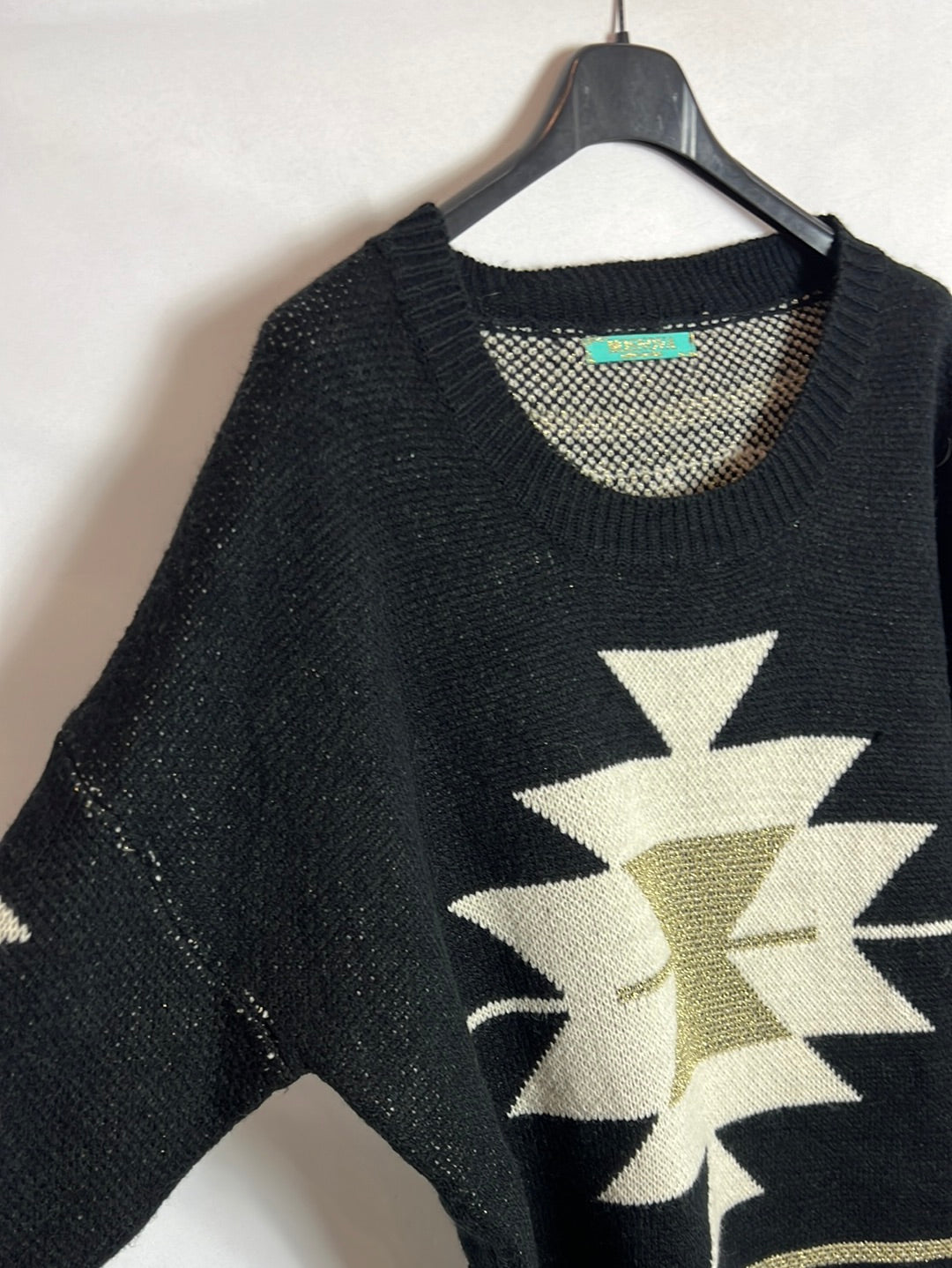 MOSNOVA. Jersey negro hilos dorados. T M