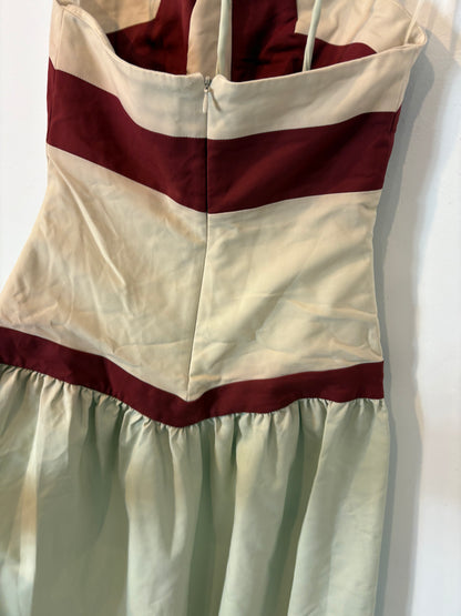 IQ COLLECTION. Vestido tricolor vuelo