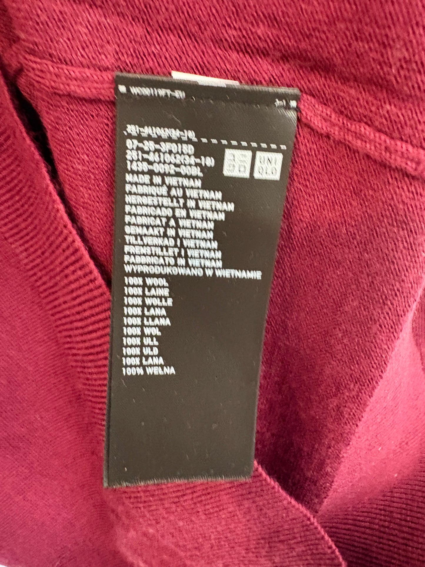 UNIQLO. Burgundy wool V-neck sweater. TS