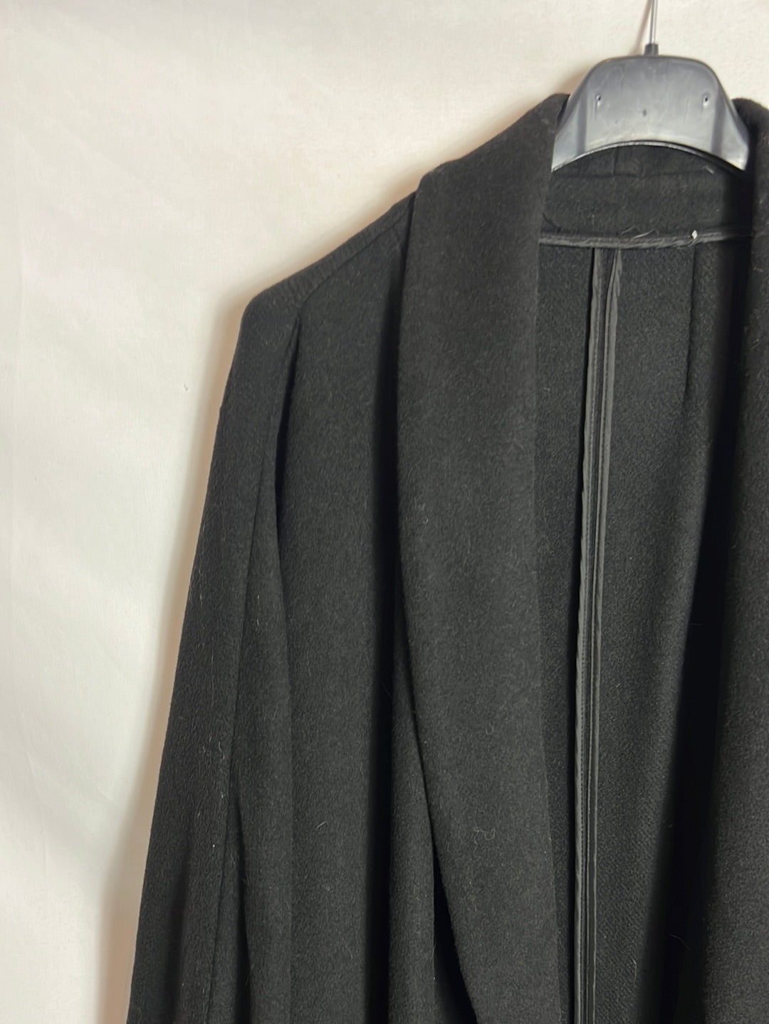 OTRAS. Abrigo largo negro detalles dorados. T S/M