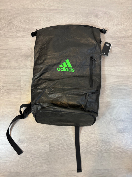 ADIDAS. Mochila negra textura
