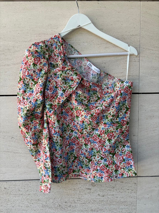 ZARA. Blusa estampado floral asimétrica