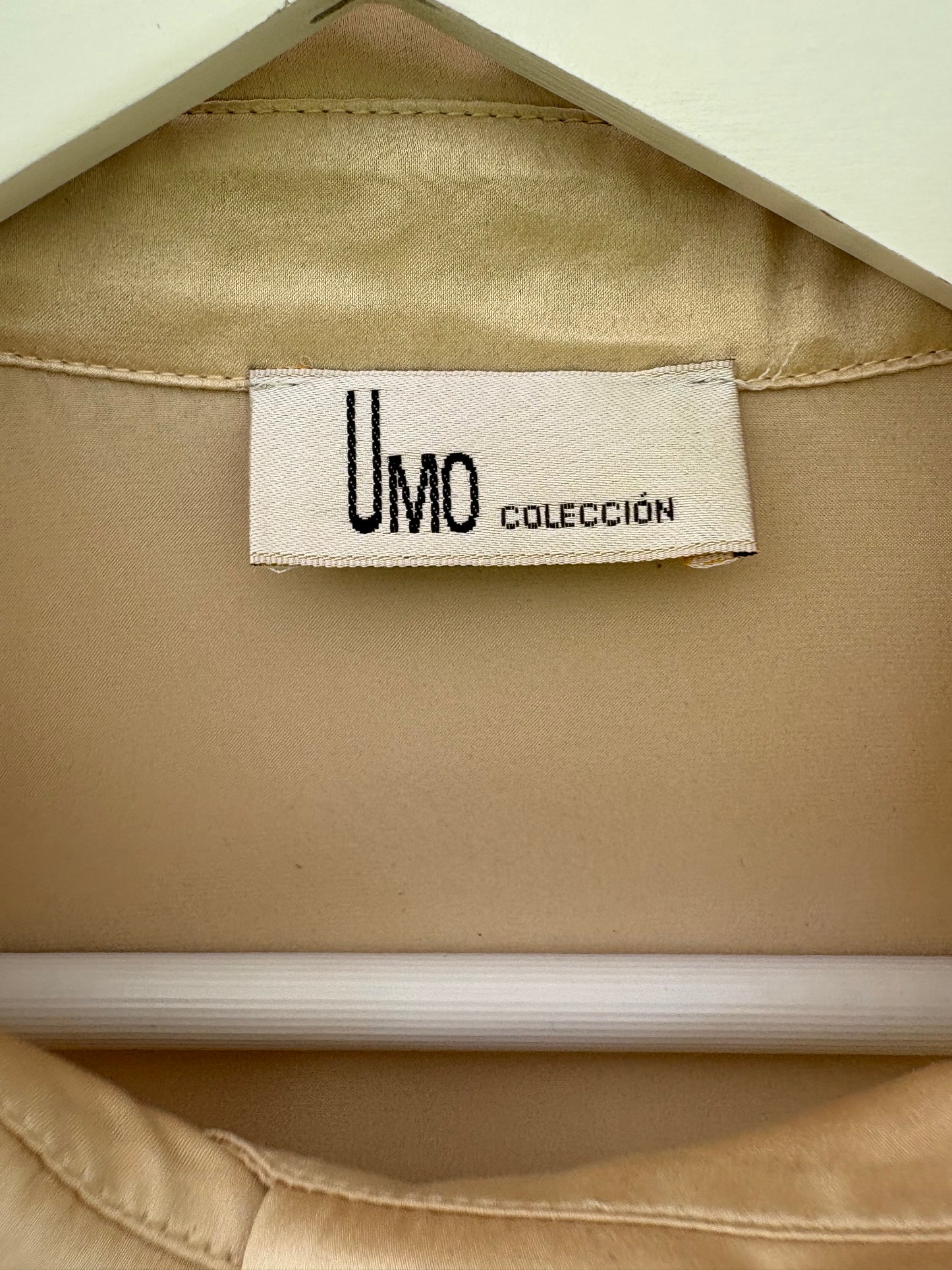 UMO. Blusa beige seda fluida T.38