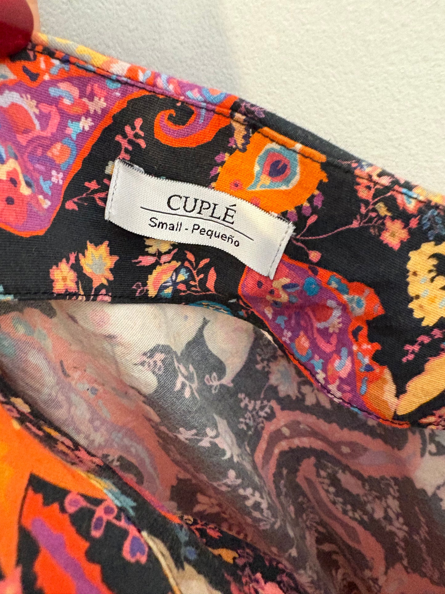 CUPLÉ. Vestido corto estampado asimetrico