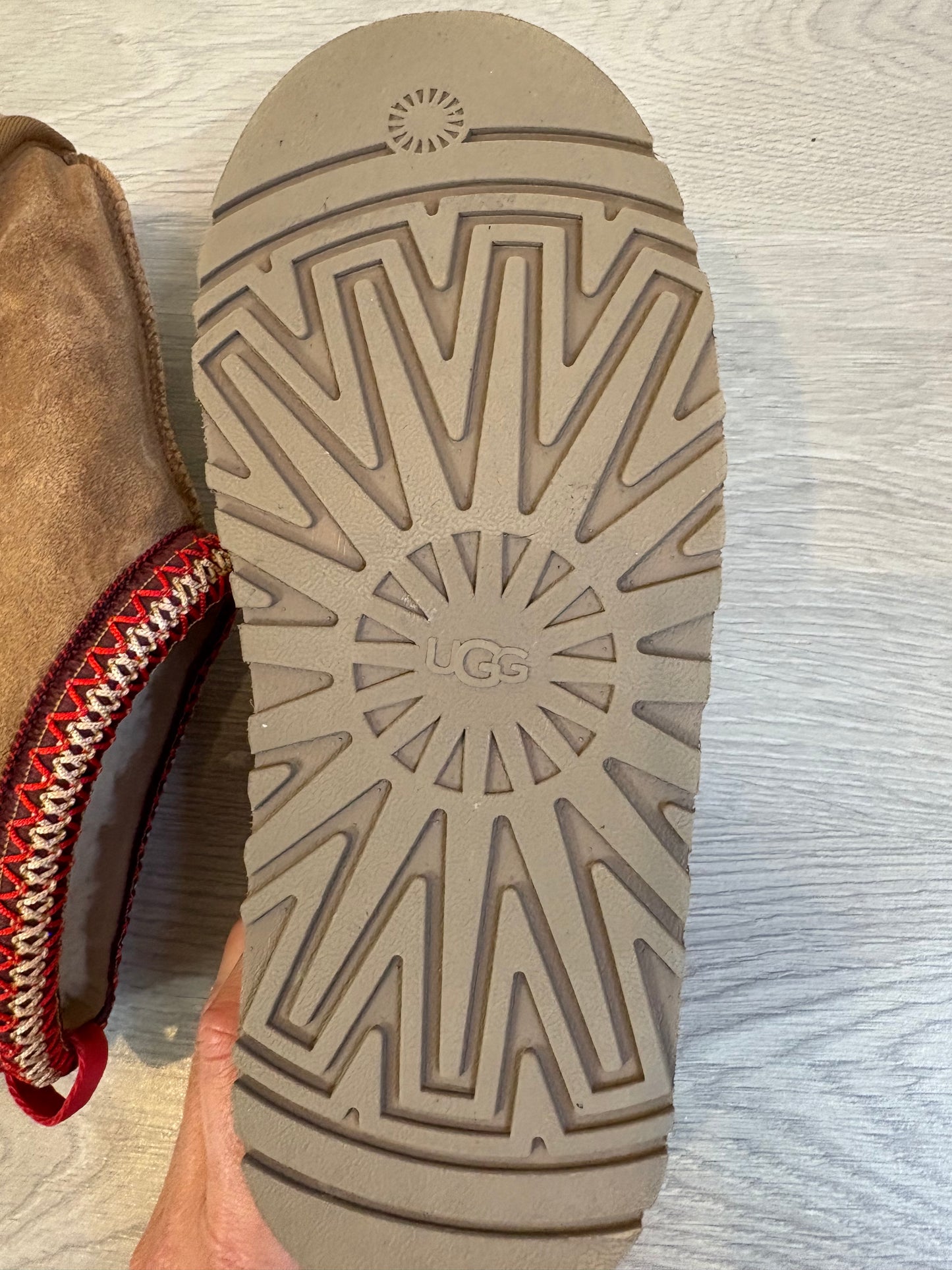 UGG Tazz. Zuecos borreguito