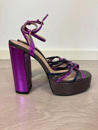 ZARA. Sandalia plataforma tonos metalizados. T 38