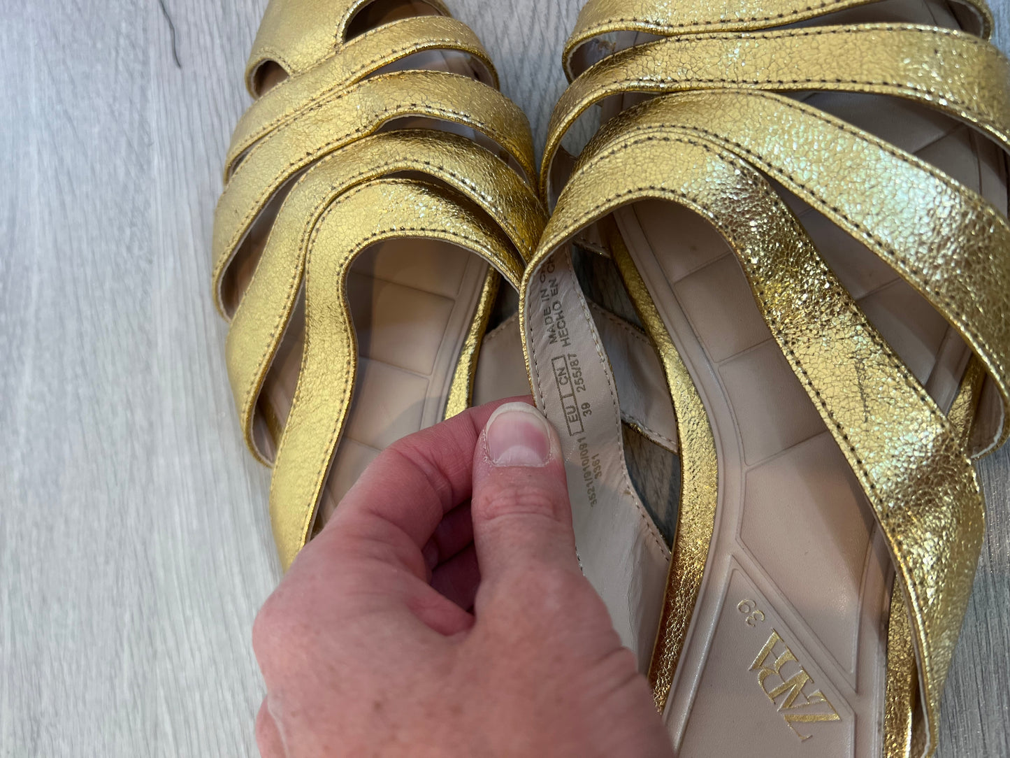 ZARA. Mules dorados T.39