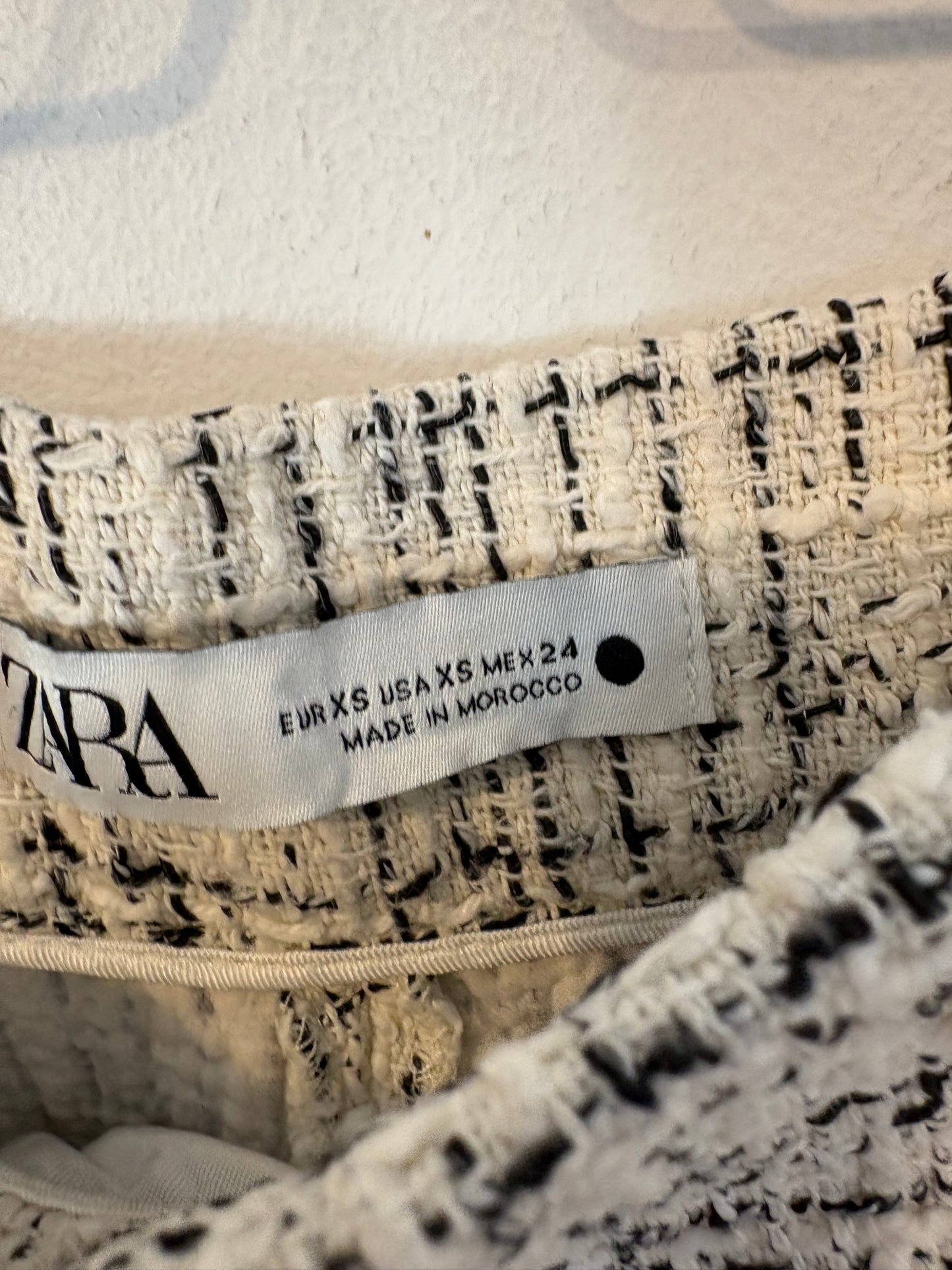 ZARA. Pantalón tweed botones dorados