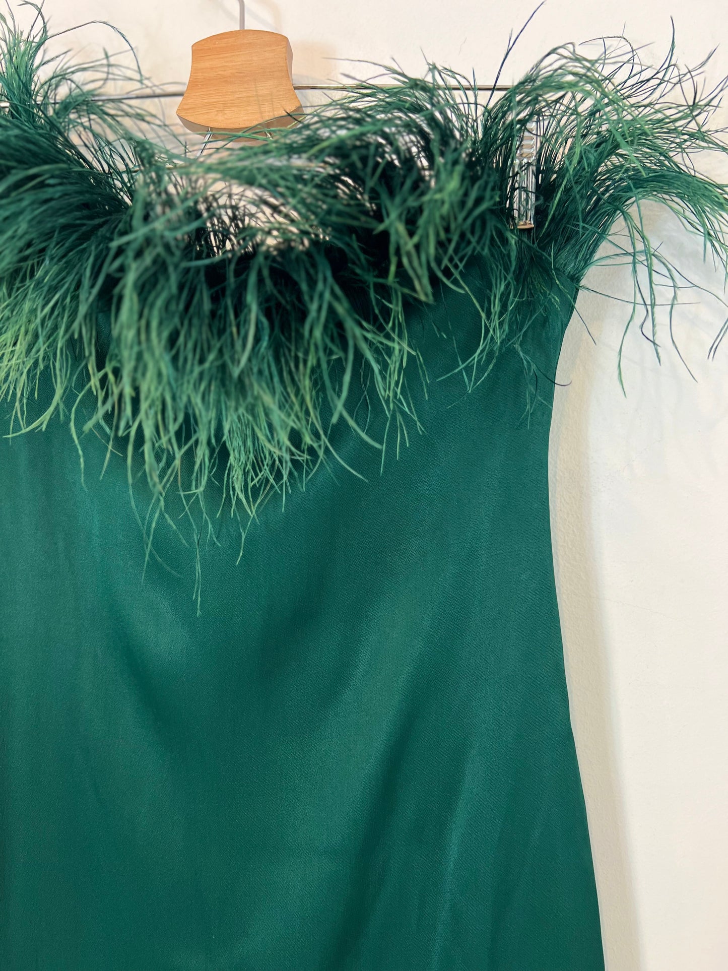 ZARA. Vestido midi verde plumas T.xs