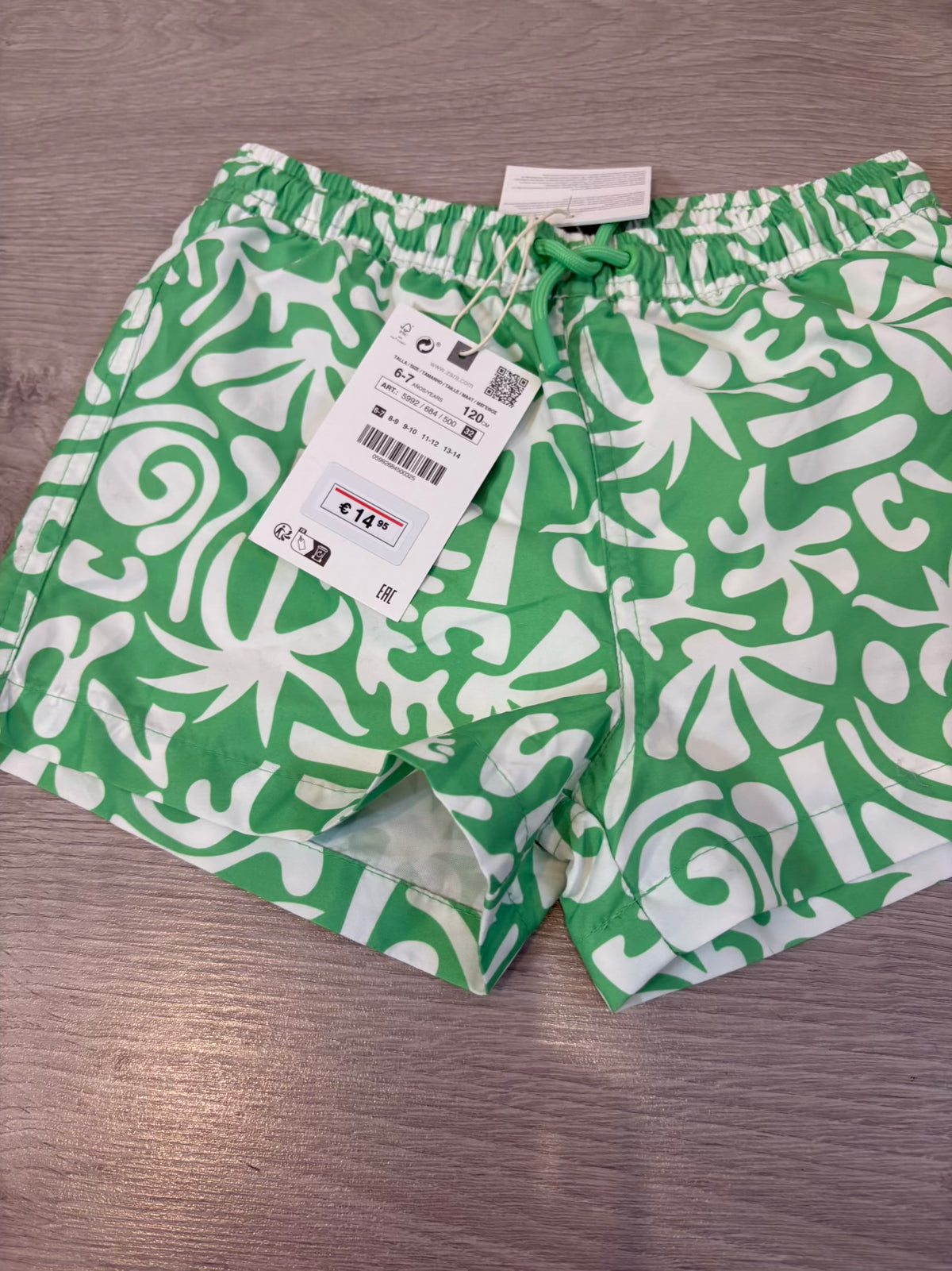 ZARA. Traje de baño niño estampado verde y blanco.  T 6-7 años