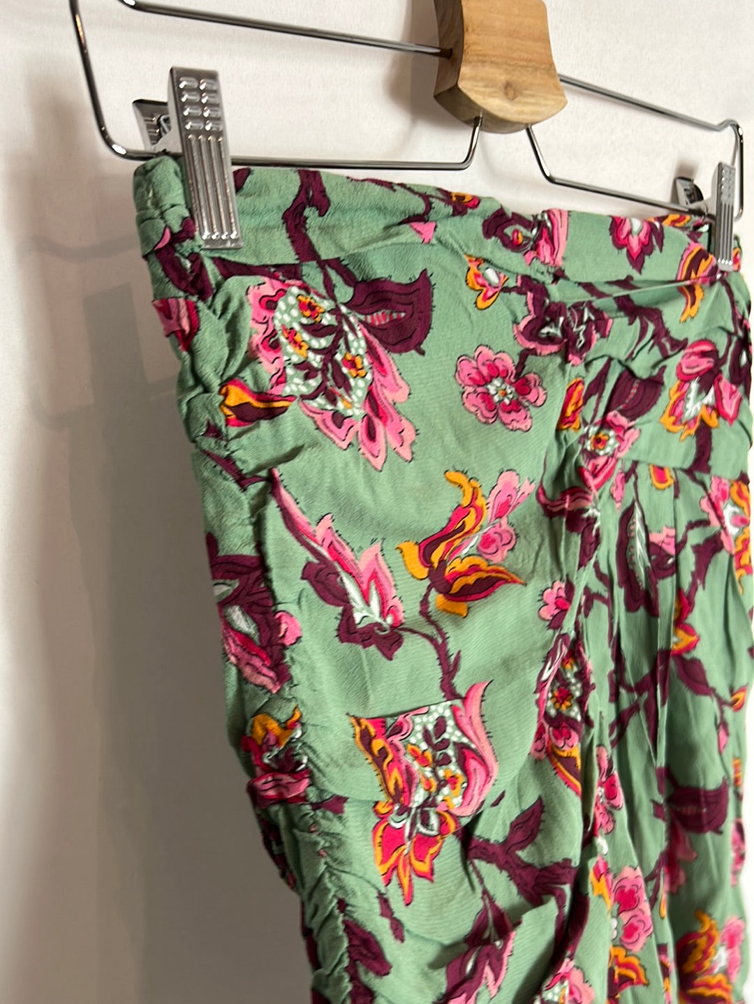 ZARA. Falda corta asimétrica estampada. T M (S)