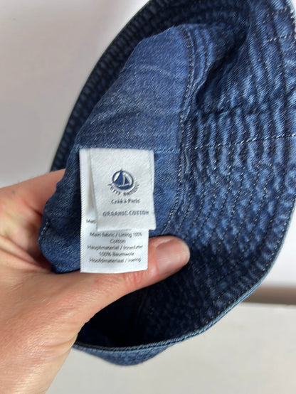 PETIT BATEAU. Dark denim bucket. T 3-6 months