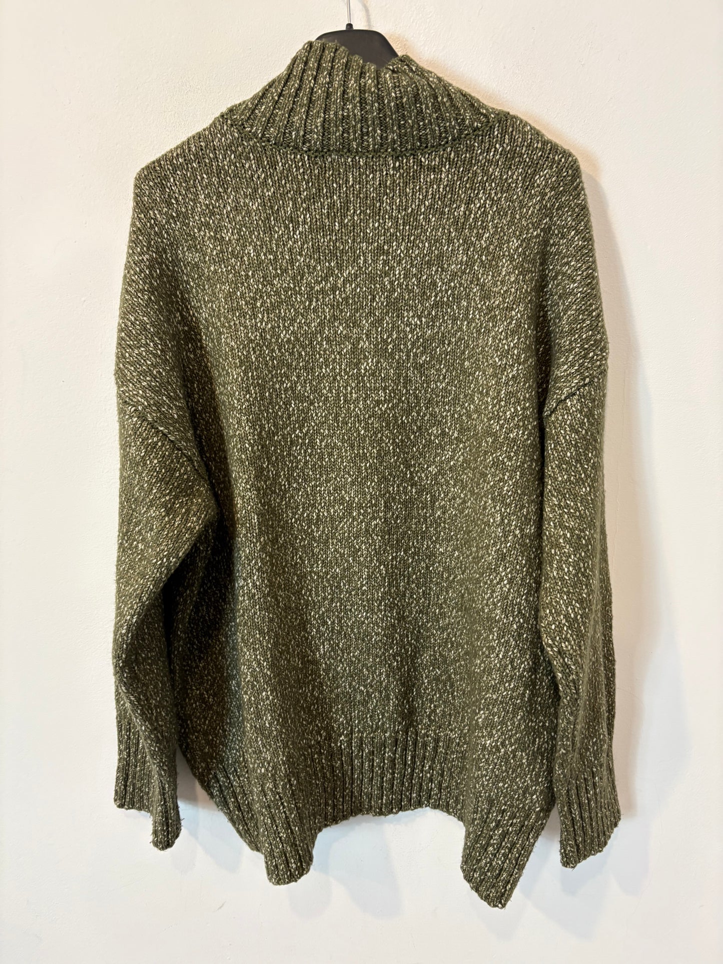 H&M. Jersey verde cuello alto