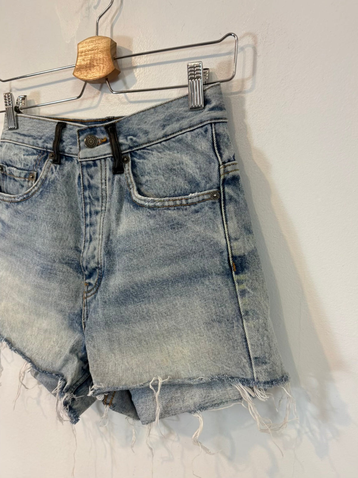 THE KOOPLES. Denim short abotonado detalle hebillas