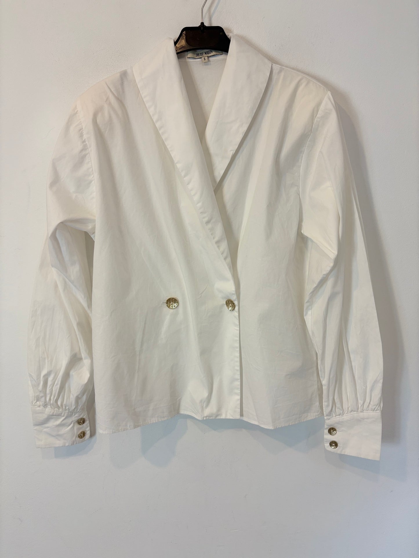 JULISE MAGON. White puff-sleeved shirt. TS