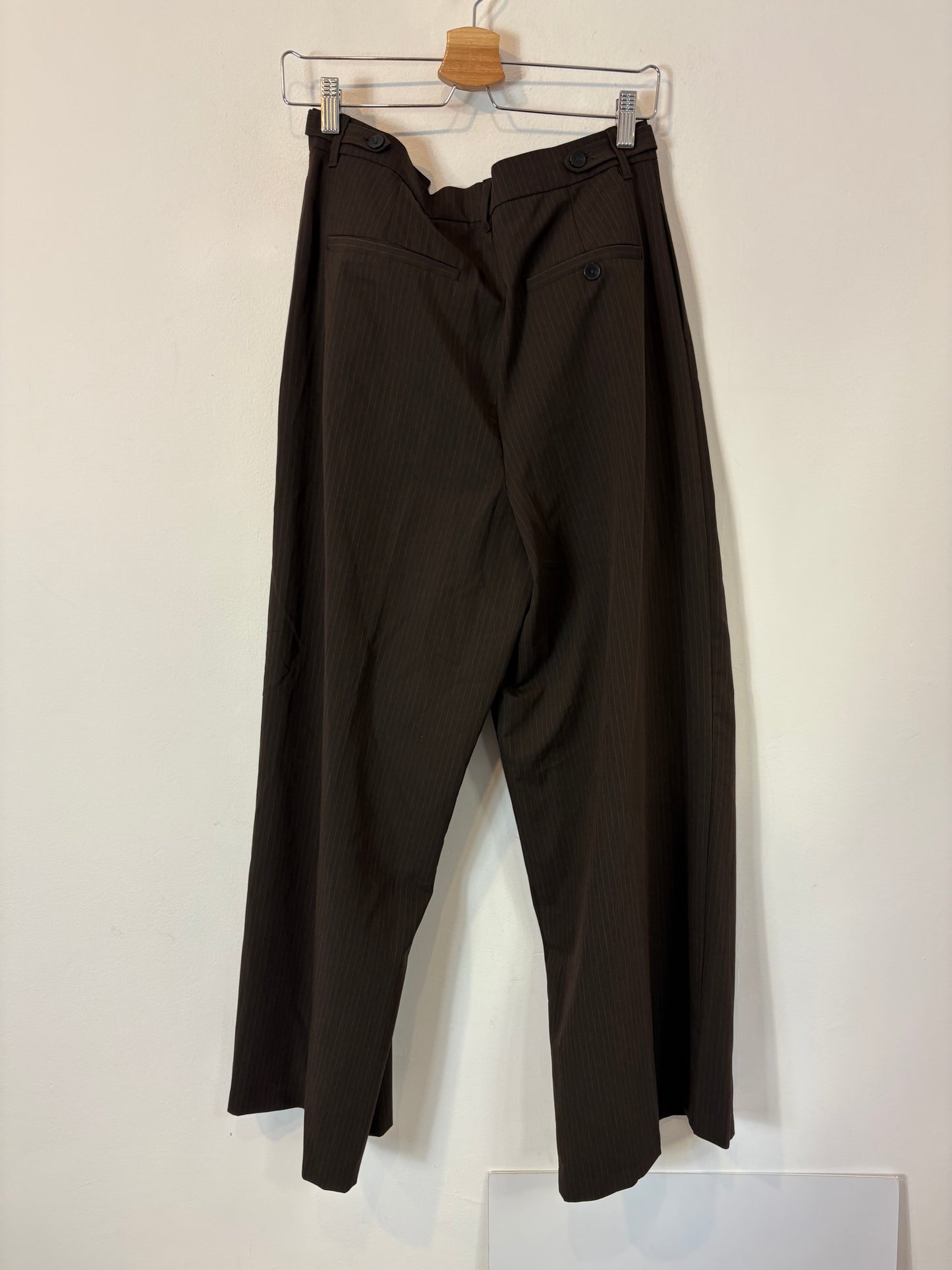 ZARA. Pantalón pinzas marrón rayas