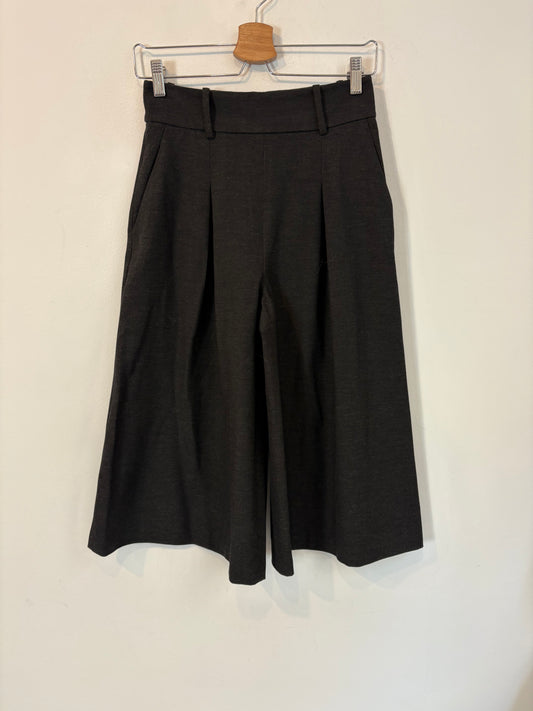 ZARA. Pantalón efecto falda marengo